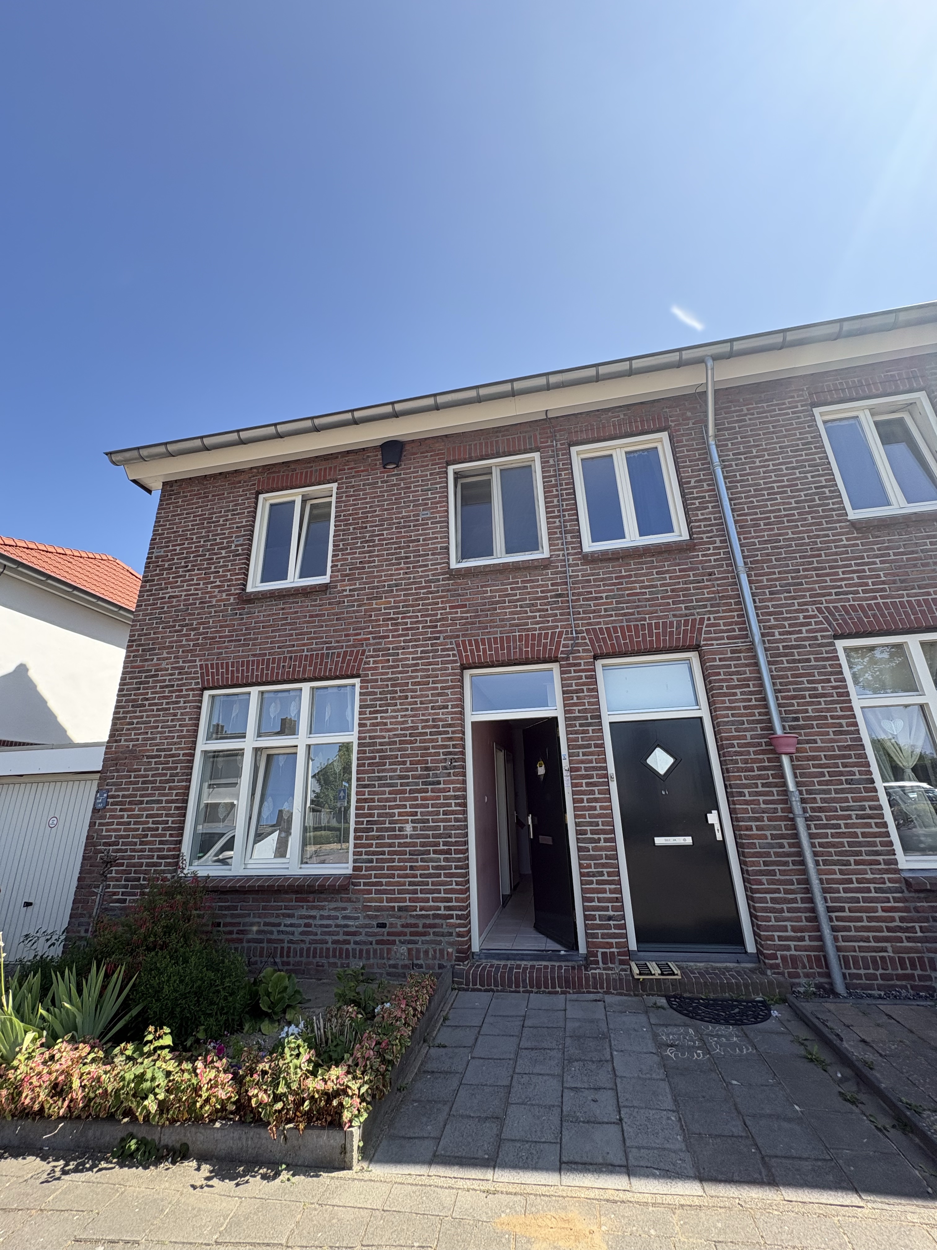 Corner house for rent: Joost van Vondelstraat 58, Dr. Schaepmanplein en omgeving Heerlen